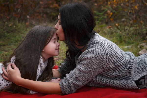 Mãe Sua Filha Anos Idade Passar Fim Semana Piquenique Floresta — Fotografia de Stock