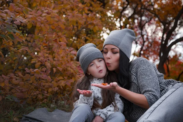 妈妈和她4岁的女儿周末一起在秋天的森林里野餐 母子关系 — 图库照片