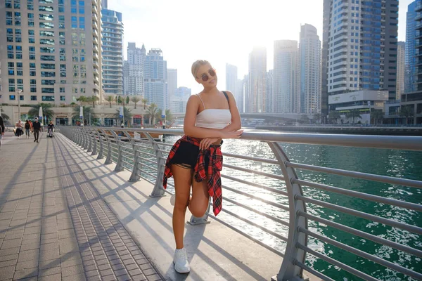 Joven Mujer Rubia Viaje Caminando Calle Aire Libre Ciudad Dubai —  Fotos de Stock