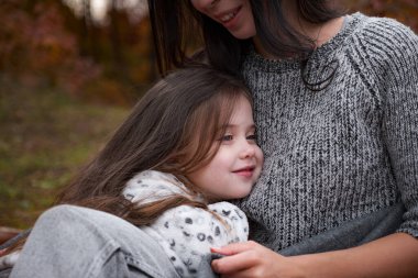 Anne ve 4 yaşındaki kızı hafta sonunu sonbahar ormanında piknik yaparak geçiriyorlar. Anne ve çocuk ilişkileri.