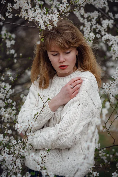 Mooie Jonge Vrouw Een Witte Trui Kersenbloesem Tuin Lente Tijd — Stockfoto