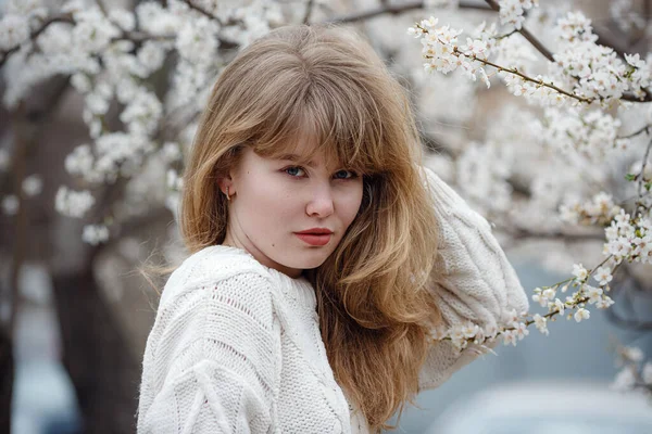 Ładna Młoda Kobieta Białym Swetrze Wiśniowym Ogrodzie Wiosna Zdjęcie Mody — Zdjęcie stockowe