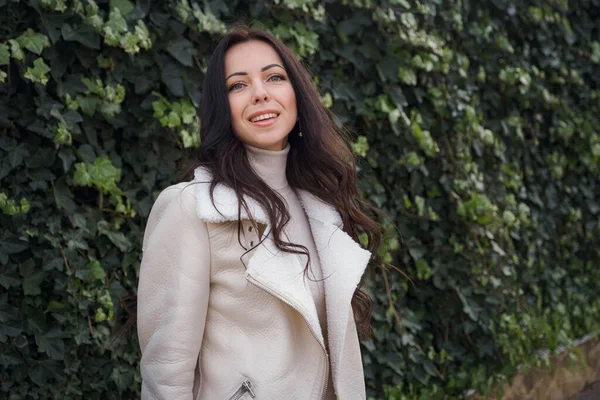 Una Mujer Caucásica Despreocupada Ropa Beige Disfrutando Del Cálido Día — Foto de Stock