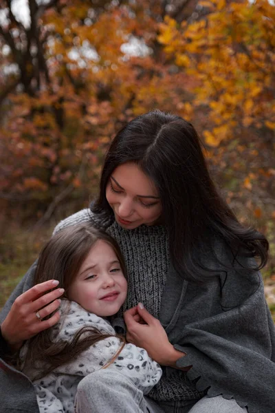 Família Feliz Uma Caminhada Outono Mãe Filha Caminhando Parque Desfrutando — Fotografia de Stock