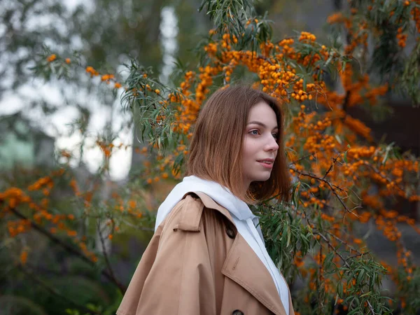 Piękna Kobieta Pięknym Beżowym Płaszczu Spacer Jesienią Pochmurny Moskwa Tle — Zdjęcie stockowe