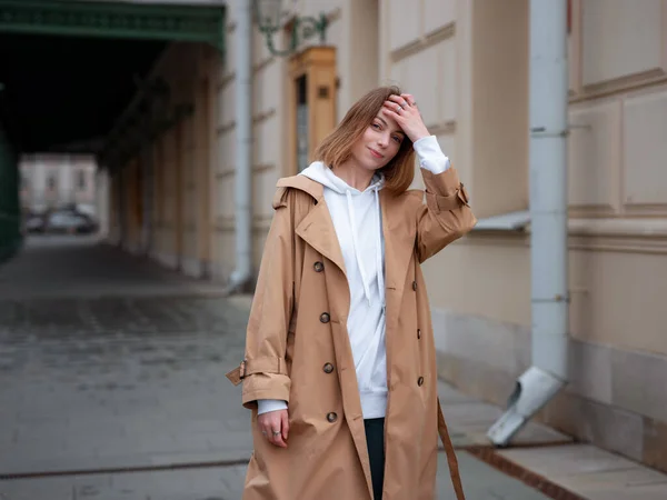 Vacker Kvinna Vacker Beige Rock Promenad Höst Molnigt Moskva Nära — Stockfoto