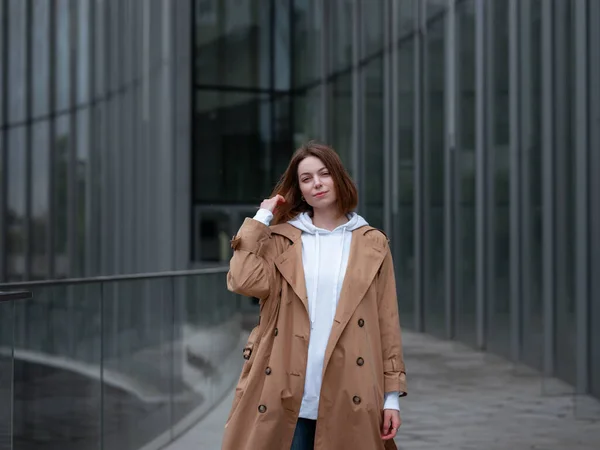 Hermosa Mujer Hermoso Abrigo Beige Caminar Otoño Nublado Moscú Parque — Foto de Stock