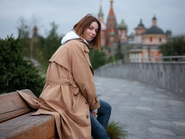 아름다운 베이지 코트를 아름다운 모스크바 자르야예 공원에서 스타일 러시아 여행의 — 스톡 사진