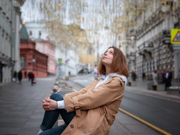 가을에 모스크바에서 아름다운 베이지 코트를 아름다운 가운데 거리에 스타일 러시아 — 스톡 사진