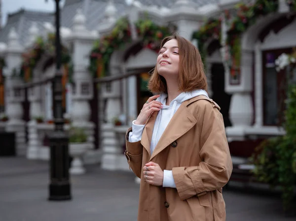 Piękna Kobieta Pięknym Beżowym Płaszczu Spacer Jesienią Pochmurny Moskwa Cieszy — Zdjęcie stockowe