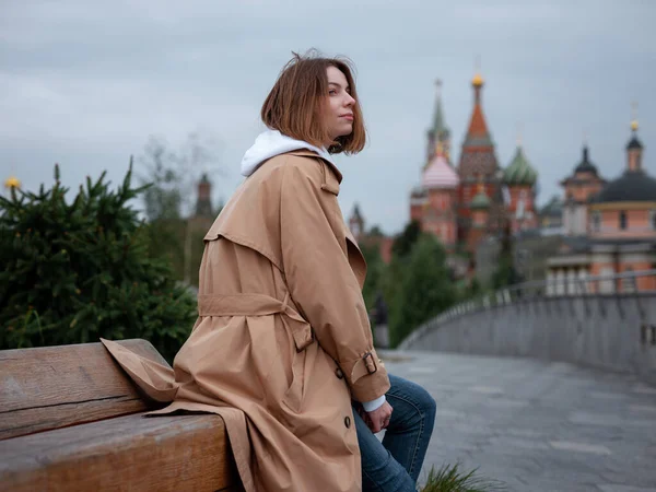 Beautiful Woman Beautiful Beige Coat Walk Autumn Cloudy Moscow Zaryadye — Stock Photo, Image