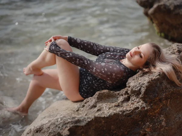 Portret Atrakcyjnej Amerykańskiej Blondynki Długimi Włosami Pozującej Skalistej Plaży Piękny — Zdjęcie stockowe
