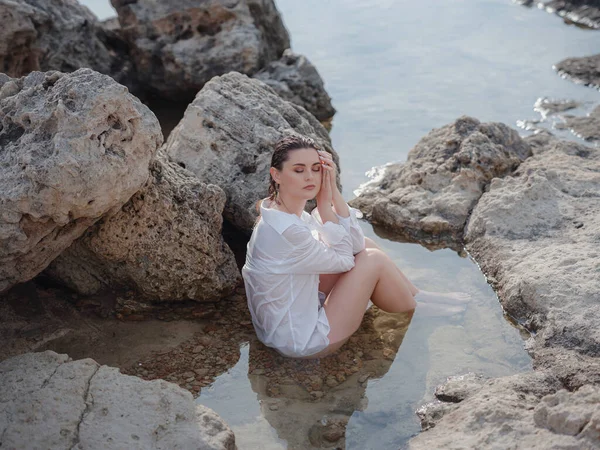 Lifestyle Bademoden Fotoshooting Der Schönen Frau Felsigen Strand Ein Gesunder — Stockfoto