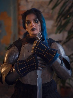 Ortaçağ şövalyesi kadın savaş öncesi dua ediyor. Orta Çağ tarihi fantezi fotoğrafı. Güzel kadın şövalye.