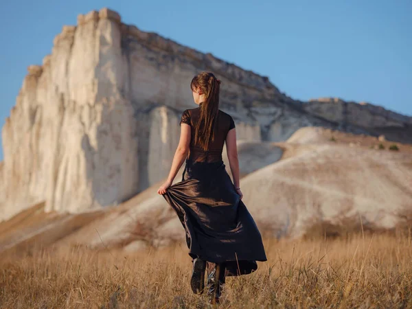 Modische Frau Auf Einem Wüstenfeld Der Nähe Des Berges Einem — Stockfoto