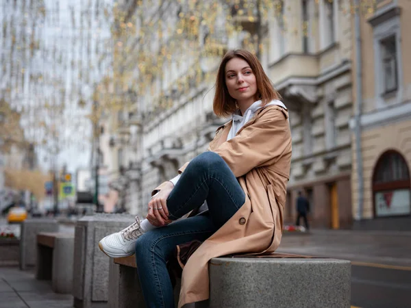 Vacker Kvinna Vacker Beige Rock Promenad Höst Molnigt Moskva Sitter — Stockfoto
