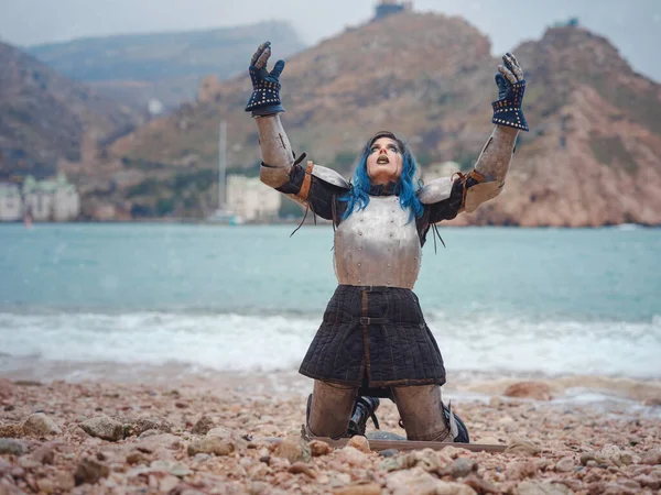 Mulher Cavaleiro Medieval Armadura Reza Abençoando Antes Batalha Idade Média — Fotografia de Stock