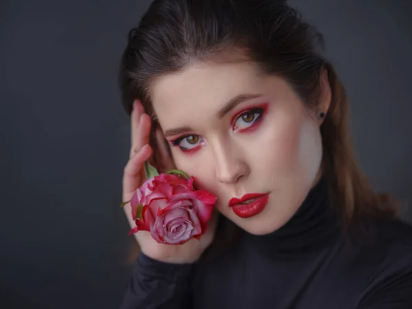 Verleidelijke Aziatische Vrouw Met Rode Lippen Roos Zwarte Coltrui Geïsoleerd — Stockfoto