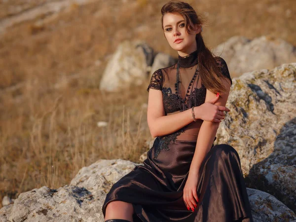 Fashionable Woman Desert Field Mountain Wearing Black Dress Wild West — Stok fotoğraf