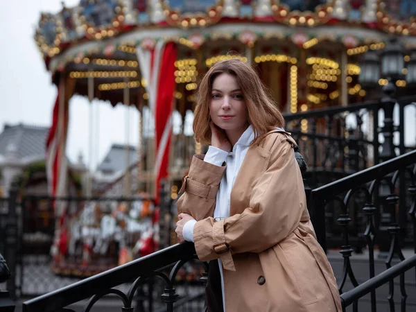 Vacker Kvinna Vacker Beige Rock Promenad Höst Molnigt Moskva Njuter — Stockfoto