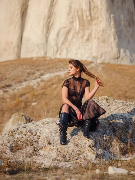 Fashionable Woman Desert Field Mountain Wearing Black Dress Wild West — Foto Stock
