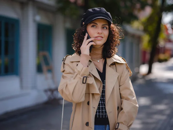 Outdoors Lifestyle Fashion Portrait Pretty Young Lady Talking Smartphone Young — 스톡 사진