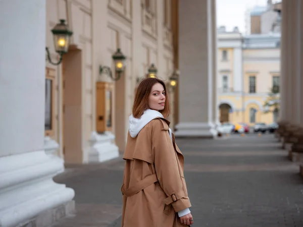 Beautiful Woman Beautiful Beige Coat Walk Autumn Cloudy Moscow Walk — Stock Photo, Image