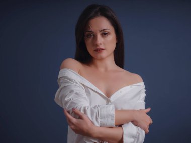 İnci makyajlı genç bir kadının güzel, moda stüdyosu portresi. Minimalizmin estetiği. Spa konsepti, düğün salonları, güzellik tedavileri.