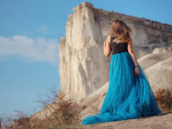 Mulher Moda Campo Deserto Perto Montanha Usando Top Preto Saia — Fotografia de Stock