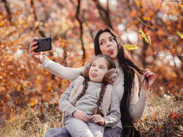 Fashionable Mother Daughter Family Autumn Park Young Family Takes Selfie — Stock Photo, Image