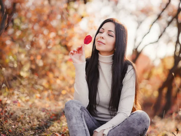 Beautiful Young Brunette Spends Her Free Time Autumn Forest Embrace — ストック写真