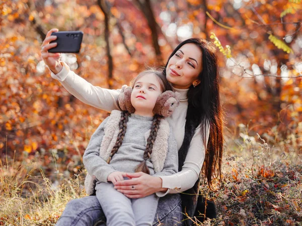 Fashionable Mother Daughter Family Autumn Park Young Family Takes Selfie — 图库照片