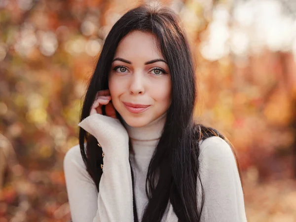 Beautiful Young Brunette Spends Her Free Time Autumn Forest Embrace — ストック写真