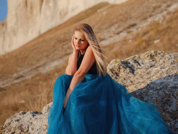 Fashionable Woman Desert Field Mountain Wearing Black Top Blue Tulle — Foto Stock