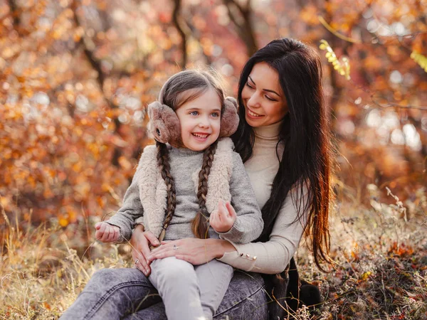 Fashionable Mother Daughter Family Autumn Park Spending Weekend Picnic Autumn — 图库照片