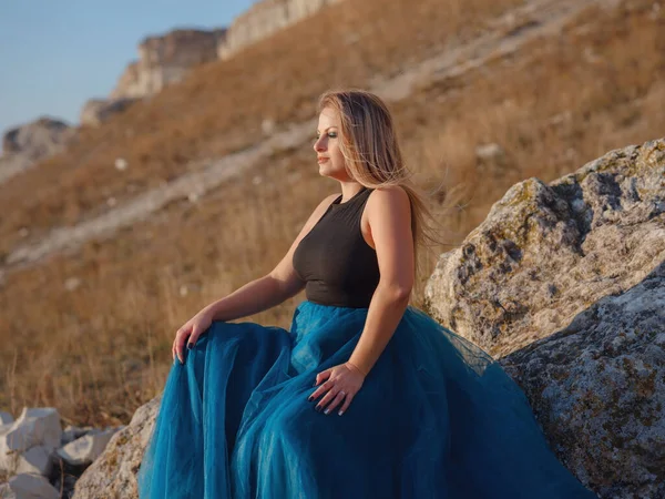 Fashionable Woman Desert Field Mountain Wearing Black Top Blue Tulle — Photo