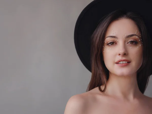 Beauty Fashion Studio Portrait Young Woman Pearl Makeup Black Hat — Stockfoto
