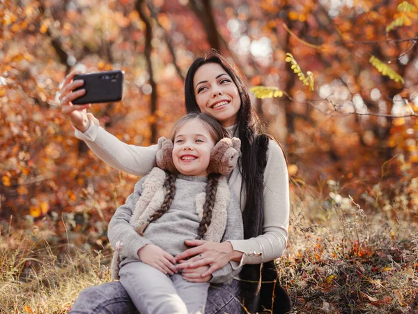 Fashionable Mother Daughter Family Autumn Park Young Family Takes Selfie — 图库照片