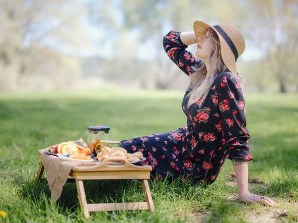 Smiling Woman Having Relaxing Lunch Break Outdoors She Sitting Grass — Foto Stock