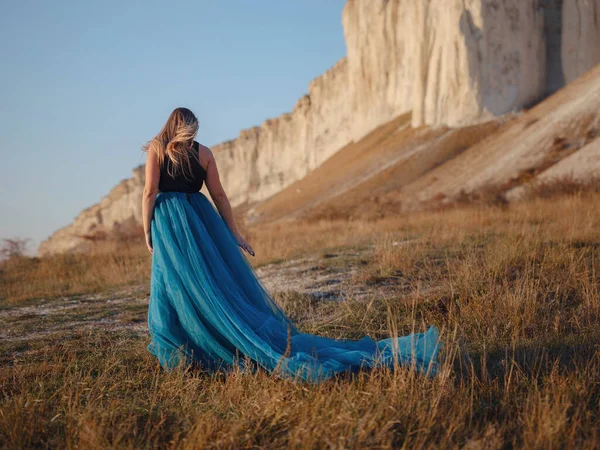 Fashionable Woman Desert Field Mountain Wearing Black Top Blue Tulle — Stockfoto