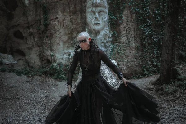 Таинственная Призрачная Лысая Женщина Черном Длинном Платье Готическая Языческая Леди Стоковое Изображение