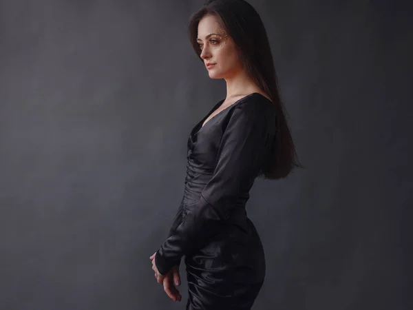 Красота Модный Студийный Портрет Молодой Женщины Черном Платье Жемчужным Макияжем — стоковое фото