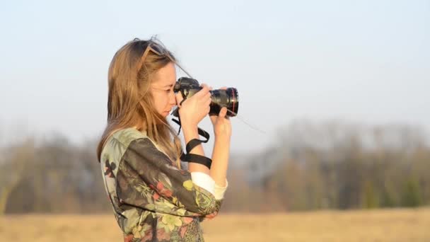 Девушка с фотоаппаратом солнечного света — стоковое видео