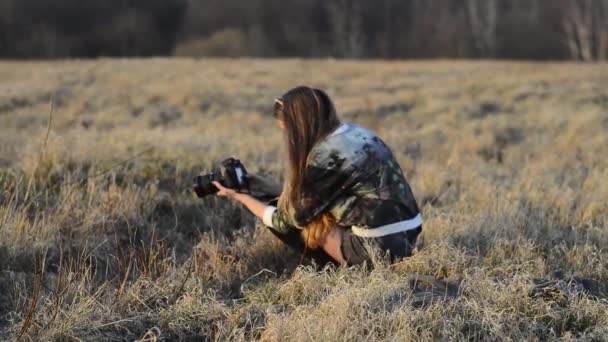 Dívka s fotoaparátem — Stock video