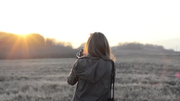 Mädchen mit Kamera Sonnenaufgang — Stockvideo