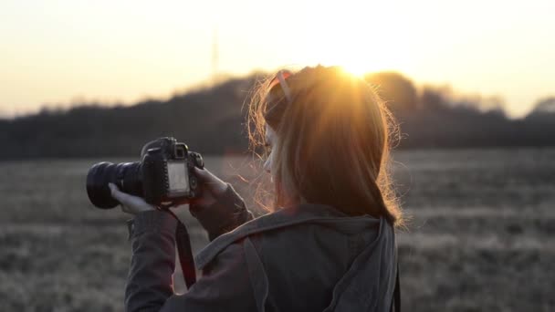 Девушка с камерой восхода солнца — стоковое видео
