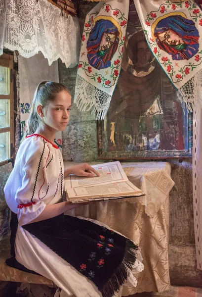 Salaj Romênia Maio 2018 Jovem Vestindo Trajes Tradicionais Romenos Lendo — Fotografia de Stock