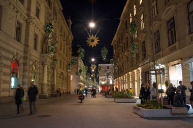 Graz, Avusturya-19 Kasım 2021: Graz, Steiermark, Avusturya 'da şehir merkezinde güzel Noel süslemeleri. Tatiller geceleri yoğunlaşır, hareketin etkisi uzun sürer.