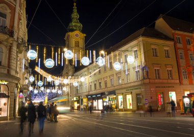 Graz, Avusturya-19 Kasım 2021: Ünlü Herrengasse caddesindeki güzel Noel süslemeleri, geceleyin, Graz, Steiermark, Avusturya 'da.