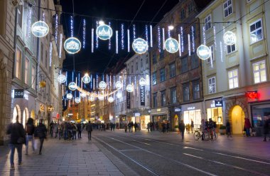 Graz, Avusturya-19 Kasım 2021: Ünlü Herrengasse caddesindeki güzel Noel süslemeleri, geceleyin, Graz, Steiermark, Avusturya 'da.